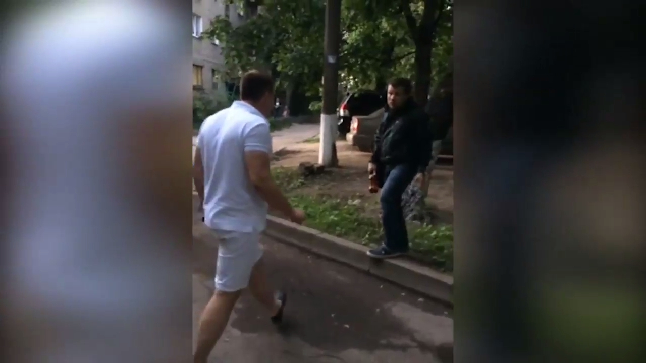 В Туле неадекватный водитель избил прохожего смотреть онлайн