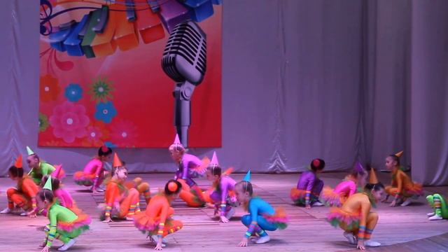 "Весёлые человечки" ансамбль эстадного танца "Зазеркалье" 05.03.2017г. смотреть онлайн