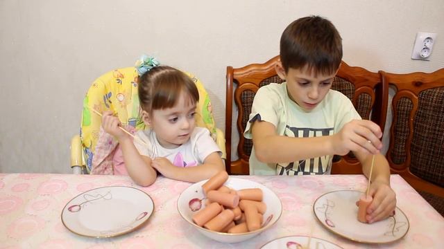 Готовим сосиски Корн-дог вместе Дашей и Даней. Вкусные сосиски в тесте на палочке! смотреть онлайн