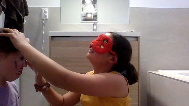 Blindfolded Makeup Challenge With The Groovy Girls смотреть онлайн