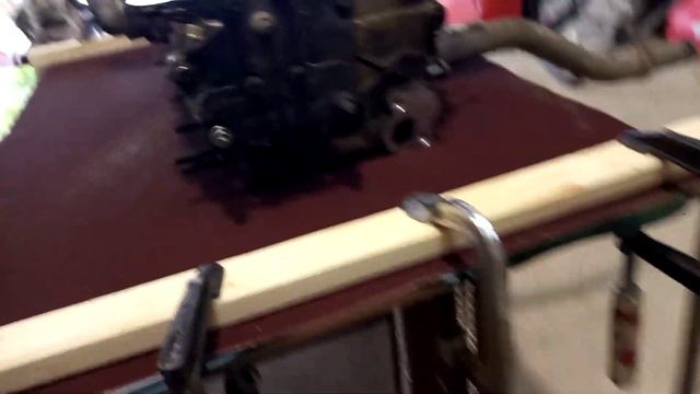 Шлифовка ГБЦ наждачной бумагой на стекле.