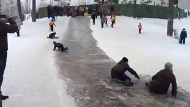 Влог!Как дети катаються на ледяной горке, на тарелках! смотреть онлайн