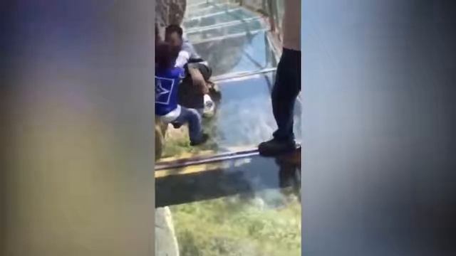 СТЕКЛЯННЫЙ МОСТ Приколы с туристами на тропе страха Гора Тяньмэнь в Китае смотреть онлайн