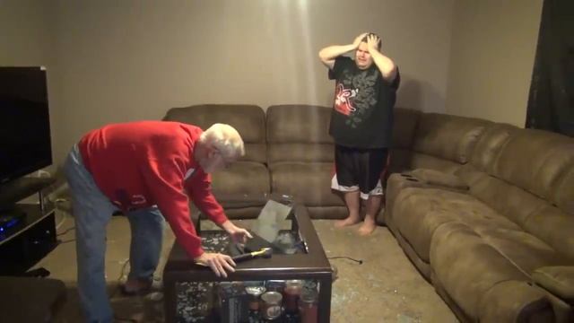 ЗЛОЙ ДЕД разбил Sony PlayStation 4