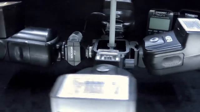 Держатель для трех накамерных фотовспышек и одного фото-зонтика. Мягкий студийный свет. смотреть онлайн