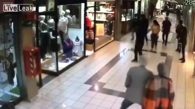 В Чили 84-летний пенсионер одним ударом остановил грабителя ювелирного магазин