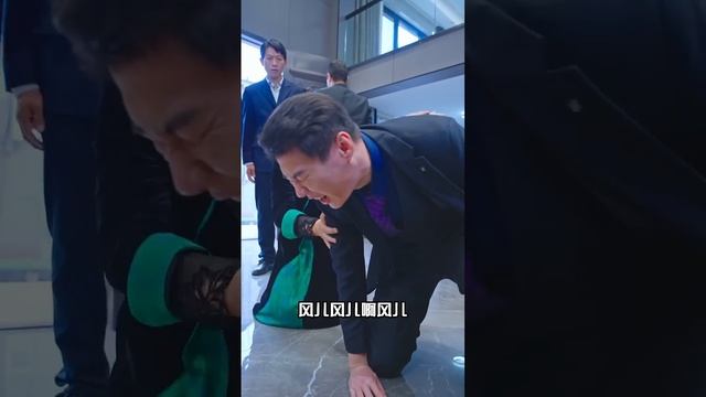 他為了湊夠女友的三十萬彩禮，三年來每天起早貪黑送外賣，可就在某一日慘遭前任劈腿陷害，歸來後家產四散、妹妹瘋魔，他將如何......#熱門短劇 #霸道總裁 #灰姑娘 смотреть онлайн