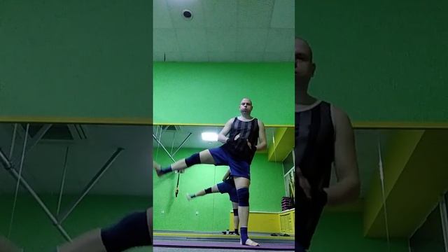 Приседание с поочередным отведением ноги в сторону. Приседание. Фитнес. Приседания без отягощения. смотреть онлайн