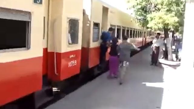 Как пассажиры садятся в поезд на скорости смотреть онлайн