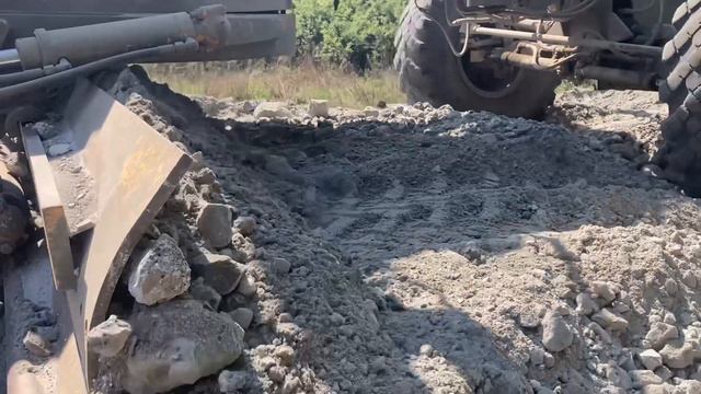 Восстановление автомобильных дорог военнослужащими ГрВ Запад в ЛНР смотреть онлайн