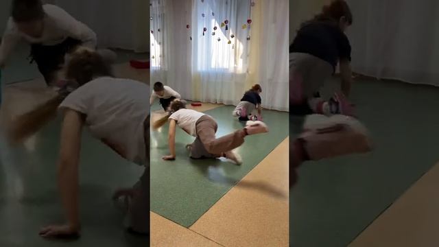 Вращение на колене легкое движение в брейк дансе повторит каждый смотреть онлайн