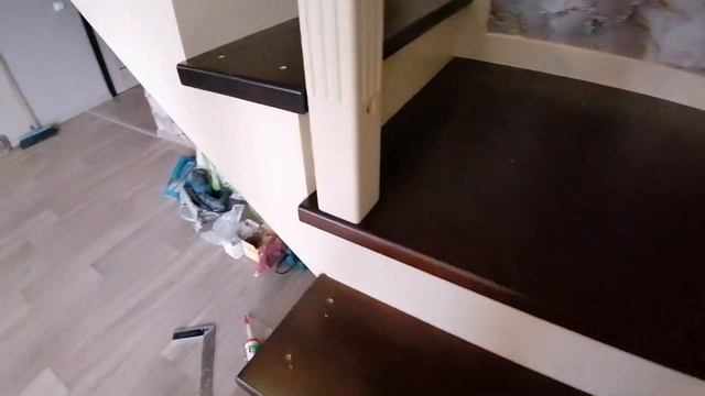 Деревянная лестница, лестница с поворотом на 90 градусов через площадку. смотреть онлайн