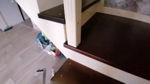 Деревянная лестница, лестница с поворотом на 90 градусов через площадку.