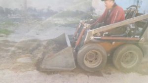 Бортоповоротный мини погрузчик в работе