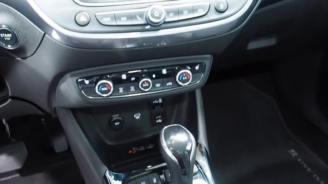 2017 Mini Countryman vs. 2017 Opel Crossland X смотреть онлайн