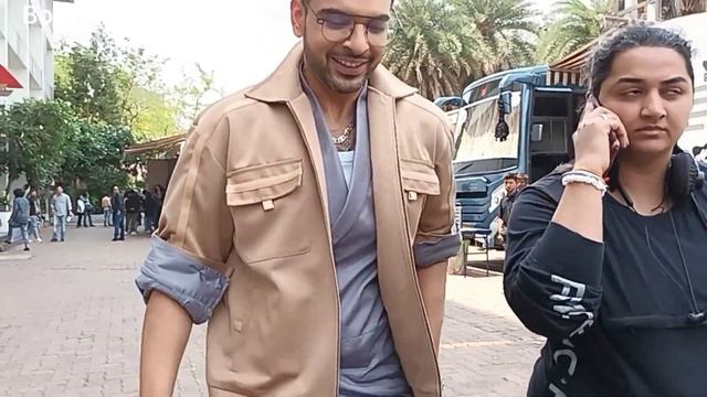Exclusive :- On Fans Demand Karan Kundra Click Outside Dance Deewane Junior Set Filmcity Mumbai. смотреть онлайн