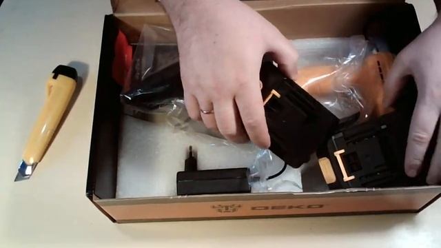 Распаковка пилы цепной DEKO DKCHS 20-6, аккумуляторной, 2*20В 2Ач смотреть онлайн