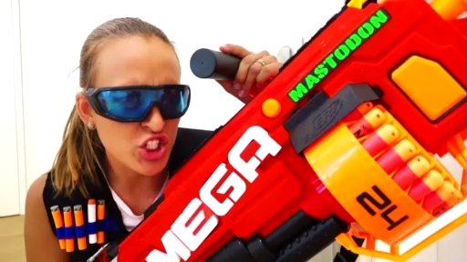 Смешные дети и смешные мама! Веселая игра с нерфами смотреть онлайн