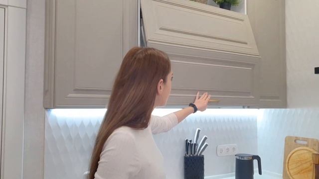 Кухня в стиле неоклассика цвета капучино с полуостровом. Смотреть обзор. смотреть онлайн