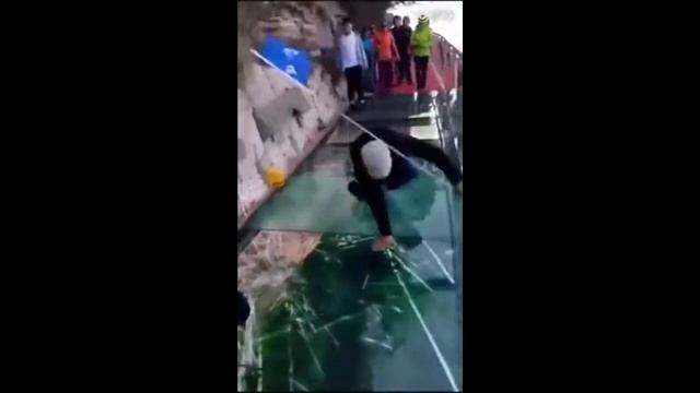 Шок!!! Стеклянный мост в Китае треснул! Человек упал! смотреть онлайн