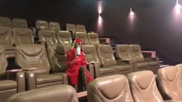 Оля Полякова позировала с наследницами во время стильной и яркой фотосессии смотреть онлайн