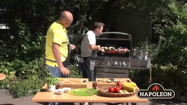 Одновременное приготовление перепелок и овощей на вертеле гриля Napoleon Prestige 500 смотреть онлайн