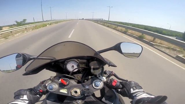 GSX-R600 left turns training on a bridge/тренировка левых поворотов на мосту смотреть онлайн