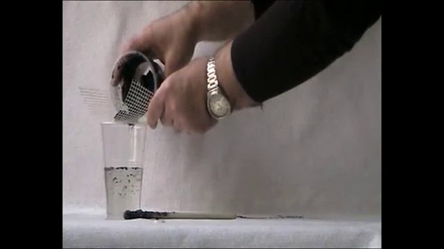 Собираем нефтепродукты в лабораторных условиях при помощи сорбентов и возвращаем нефть обратно смотреть онлайн