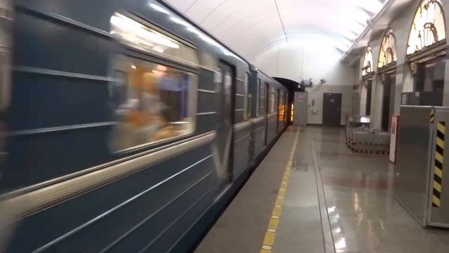 81-540.2 прибывает на станцию "Звенигородская" смотреть онлайн
