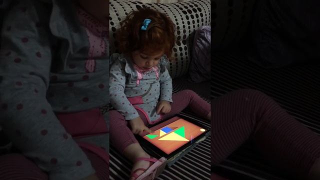 Abby is solving puzzles on her iPad (20 months) смотреть онлайн