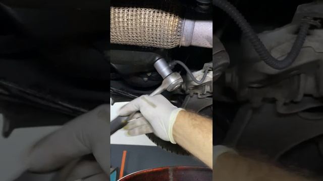 DIY HOW TO CHANGE OIL VW GOLF 6 1.2 TSI ÖLWECHSEL смотреть онлайн