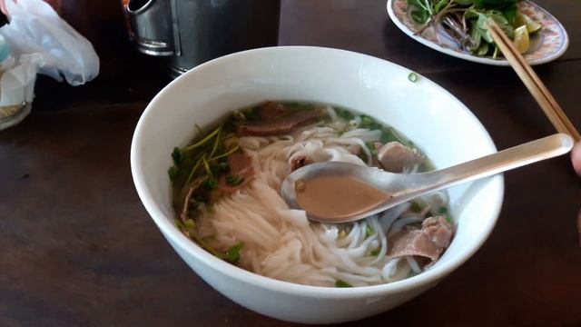 Вьетнам,Нячанг 2016.Завтрак,суп Фо у вьетнамцев.