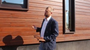 Планкен скошенный на фасаде каркасного дома  Нестандартная обналичка окон из доски