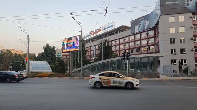 Памятник Садриддин Айни в Душанбе - LCD Монитор рядом с смотреть онлайн