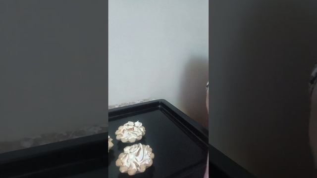 Обжиг безе на тарталетках кулинарной газовой горелкой. смотреть онлайн