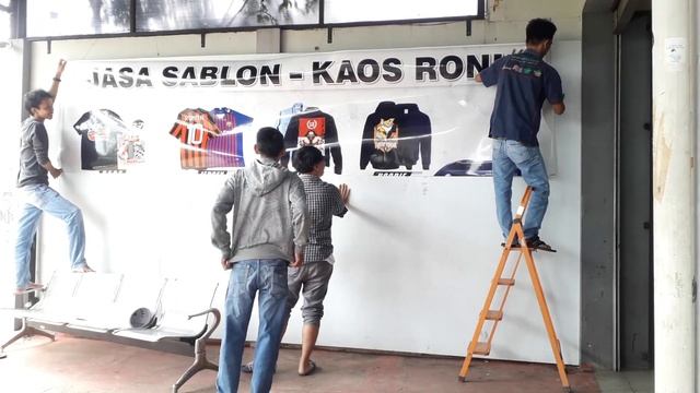 Menutup Dinding Toko Menggunakan Sticker Vinyl Dari Polos Menjadi Full Color смотреть онлайн