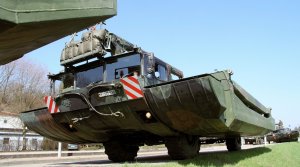 Наведение понтонной переправый с помощью установки амфибии М3