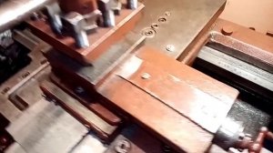 Люфт малой продольной подачи токарного станка.