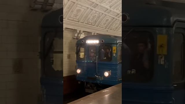 Перегонка Новогоднего ЕЖ-3 в депо приписки «Планерное» после техобслуживания #метромосквы #shorts смотреть онлайн