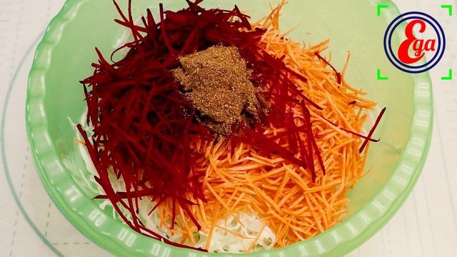Простой витаминный салат из капусты, моркови и свеклы смотреть онлайн