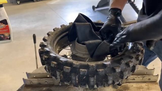 Honda CRF / XR 50 - CRF50 Rear Flat Tire Tube Change - Tire Machine Link Below смотреть онлайн