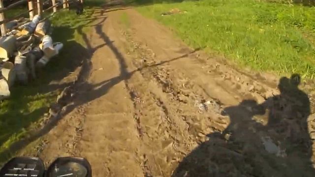 Простая поездка на мотоцикле по деревне смотреть онлайн
