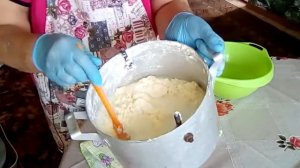 Взбиваем масло старой самодельной  маслобойкой.Быстро 2 мин. и готово