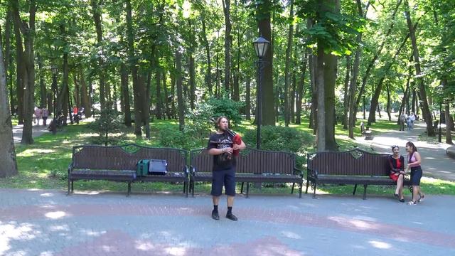 ФРАМ ! КРУТО играет на волынке в гомельском парке, уличный музыкант. FRAM - music with bagpipes смотреть онлайн