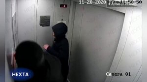 Мужик и женщина ломают лифт с БЧБ наклейкой