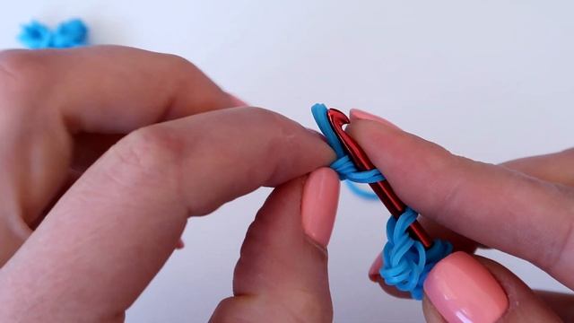КРЕСТИК из резинок крючком | ПРОСТАЯ ФИГУРКА из резинок Rainbow loom смотреть онлайн