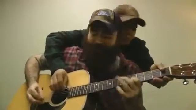 Вдвоём играют на одной гитаре!! Lady Gaga - Bad Romance смотреть онлайн