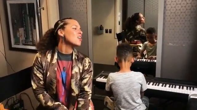 Alicia Keys Sings "Lean On Me" While Her Son Plays The Piano 😍 смотреть онлайн