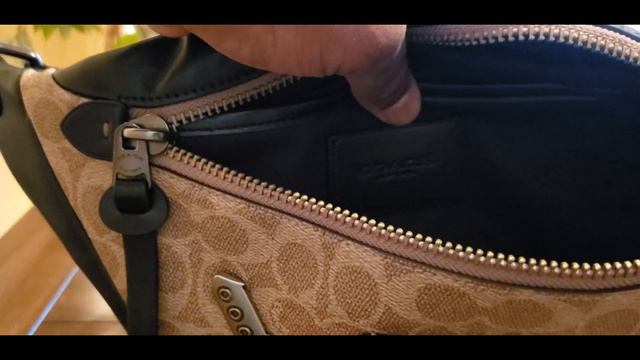 COACH Rivington Belt Bag in Signature Canvas REVIEW: Quick style for the Dapper man! @Tristmadethis смотреть онлайн