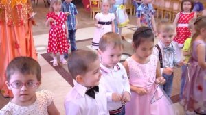 Праздник осени в детском саду (видео для развития детей)